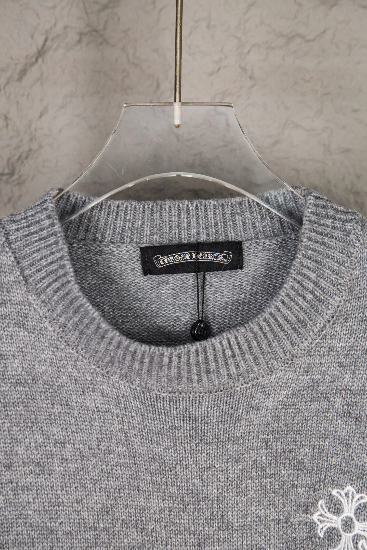 P260 Chrome Hearts CH Chrome Hearts Embroidered Disk Sanskrit Cross Hole Knitted Sweater Pullover. The popular style is the same for men and women. It is matched with black and white. It looks great in real life. The upper body looks good and it looks good in daily wear. It is even better when taking photos. It’s hard not to buy it. Buy it for me!!! Believe me, no one can refuse such a machine-length Chrome Hearts jacket. The version has been expanded based on the old version. The upper body is loose and stylish, and the hem is expanded to a casual design. Fat people look extremely slim, thin people have limited height and high-end. Ten thousand yuan ZP printing, 1:1 perfect restoration, looks good when worn alone or stacked, can be easily controlled by both men and women. If you care more about quality, you must also respect the price. It is completely different from the thin see-through bottoms and junk products on the market that pill when worn. If the style makes you shine at a glance, then quality is what you should pay more attention to. Compared with price, we focus on quality. Customers who have received my products all know it. ️️️ Sweaters on the market are generally made of bract core yarn. We use modal. The advantages over core-spun yarn are very intuitive: high cost, high price, high density, relatively expensive for developers, and let us make a lot less money. In addition, it is delicate, has no scum on the upper body, resists pilling, and is high-end. We are conscientious sellers and do not use core-spun yarn. Apart from being cheap, core-spun yarn is really useless. It shrinks, pills, hooks, and makes people pierced. He is proficient in everything. It is 2024. Who doesn’t want to look decent when they go out? Quality determines the upper body effect. No matter how bad the quality, the best style is still the temperament of the urban-rural fringe. We only do long-term business. Quality determines character. Take it back and wear it with confidence and wash it. The quality of the pattern will definitely make your eyes shine. We only make the right version of high quality. We make high-end hard goods. Reject junk goods and reject fast food. Conscientious quality and conscientious price. You deserve it!  Color: Black Beige Gray Size: S M L